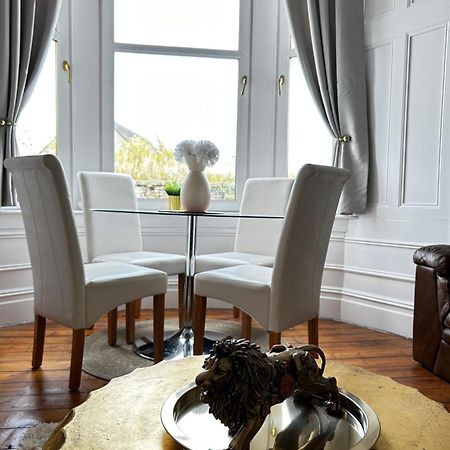 The Lazy Lion - Spacious 2 Bedroom - Town Centre Holiday Home Apartment Port Glasgow Eksteriør billede