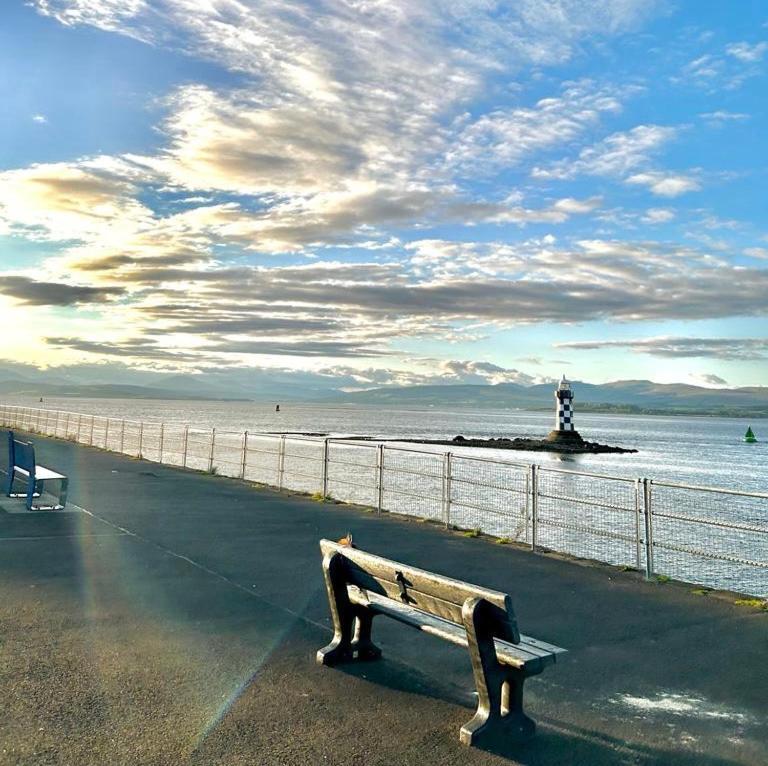 The Lazy Lion - Spacious 2 Bedroom - Town Centre Holiday Home Apartment Port Glasgow Eksteriør billede