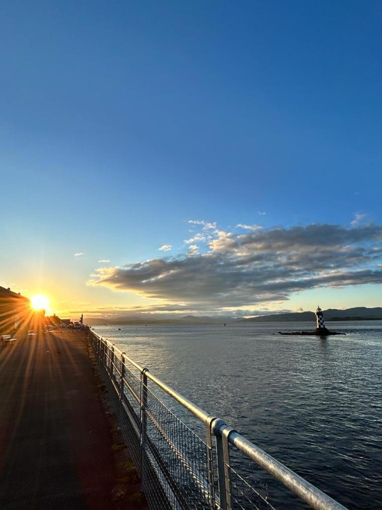 The Lazy Lion - Spacious 2 Bedroom - Town Centre Holiday Home Apartment Port Glasgow Eksteriør billede