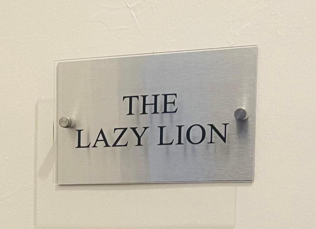 The Lazy Lion - Spacious 2 Bedroom - Town Centre Holiday Home Apartment Port Glasgow Eksteriør billede