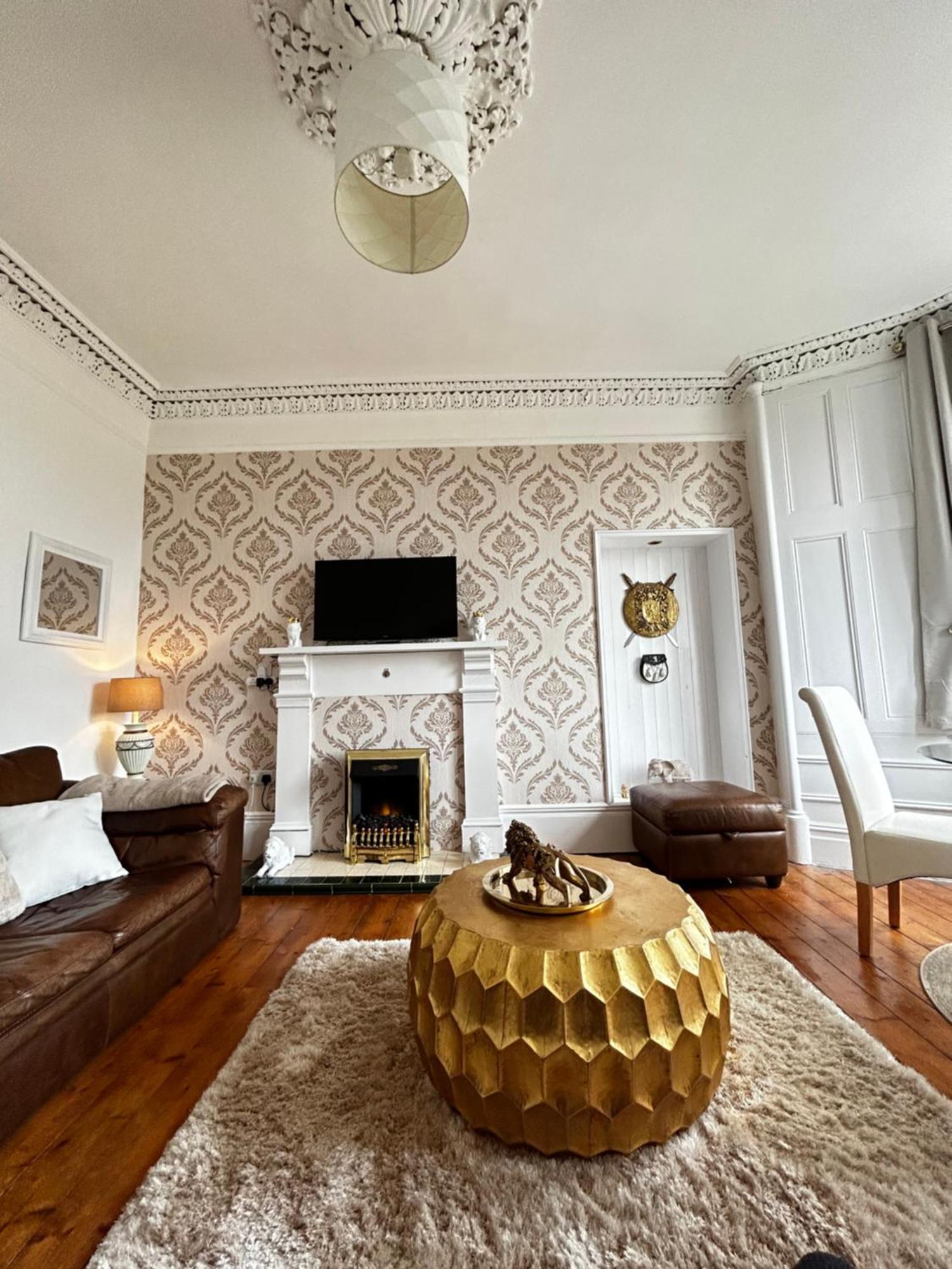 The Lazy Lion - Spacious 2 Bedroom - Town Centre Holiday Home Apartment Port Glasgow Eksteriør billede