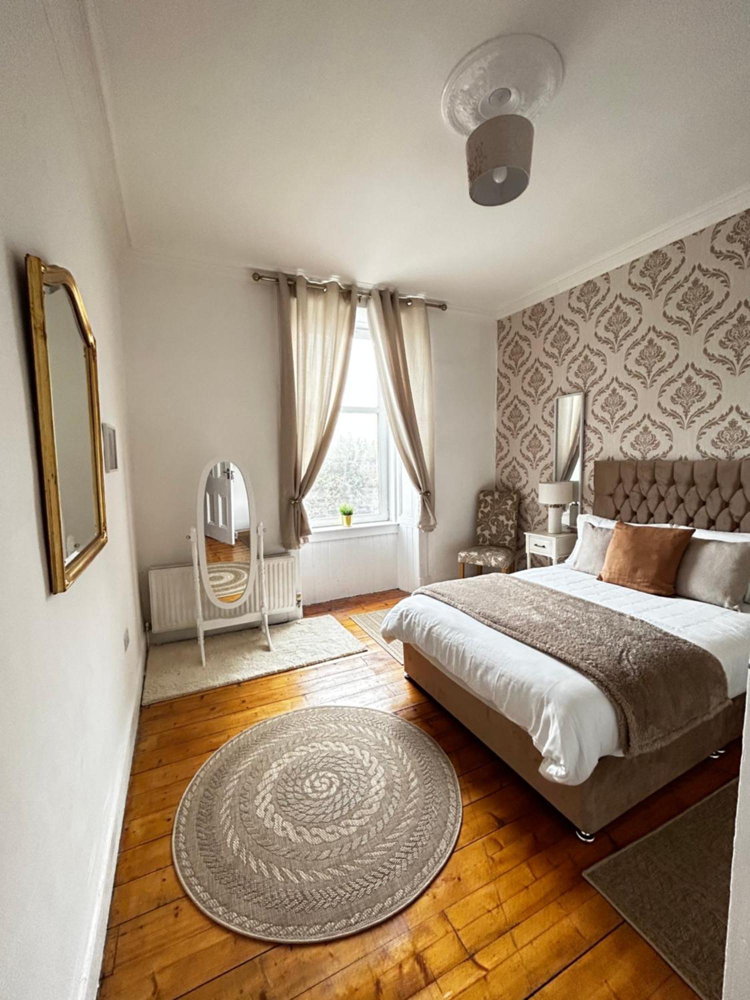 The Lazy Lion - Spacious 2 Bedroom - Town Centre Holiday Home Apartment Port Glasgow Eksteriør billede