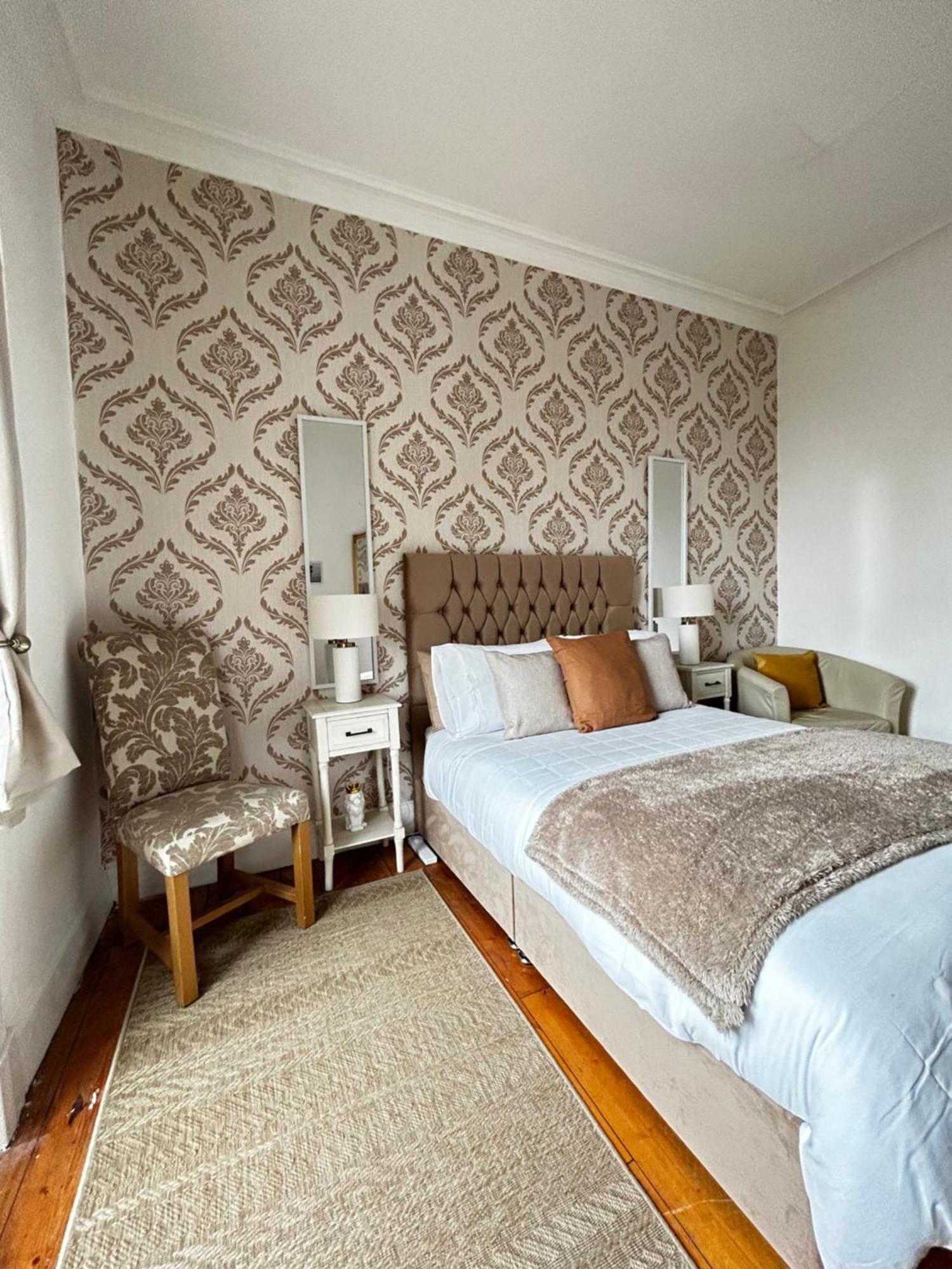 The Lazy Lion - Spacious 2 Bedroom - Town Centre Holiday Home Apartment Port Glasgow Eksteriør billede