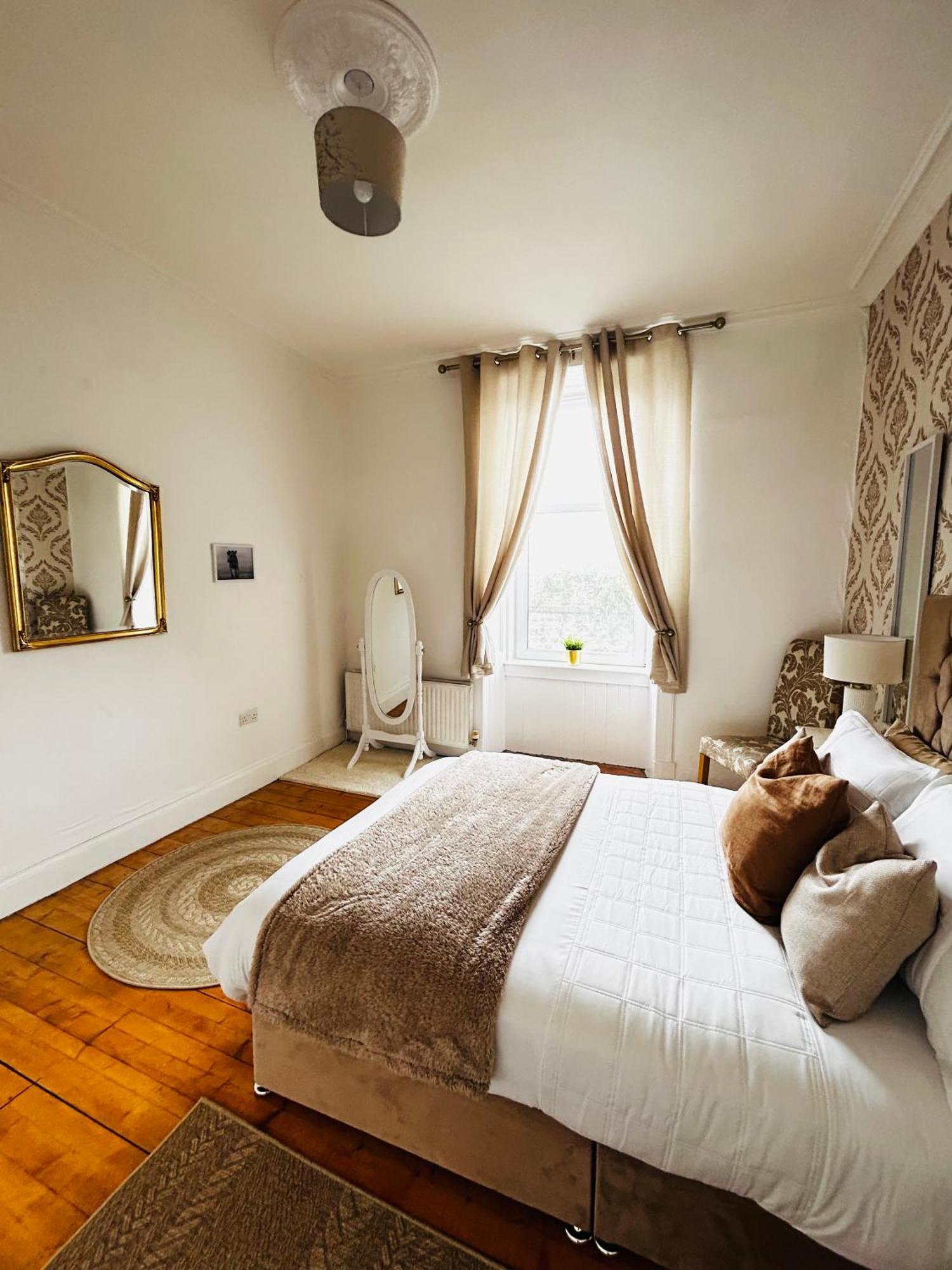 The Lazy Lion - Spacious 2 Bedroom - Town Centre Holiday Home Apartment Port Glasgow Eksteriør billede