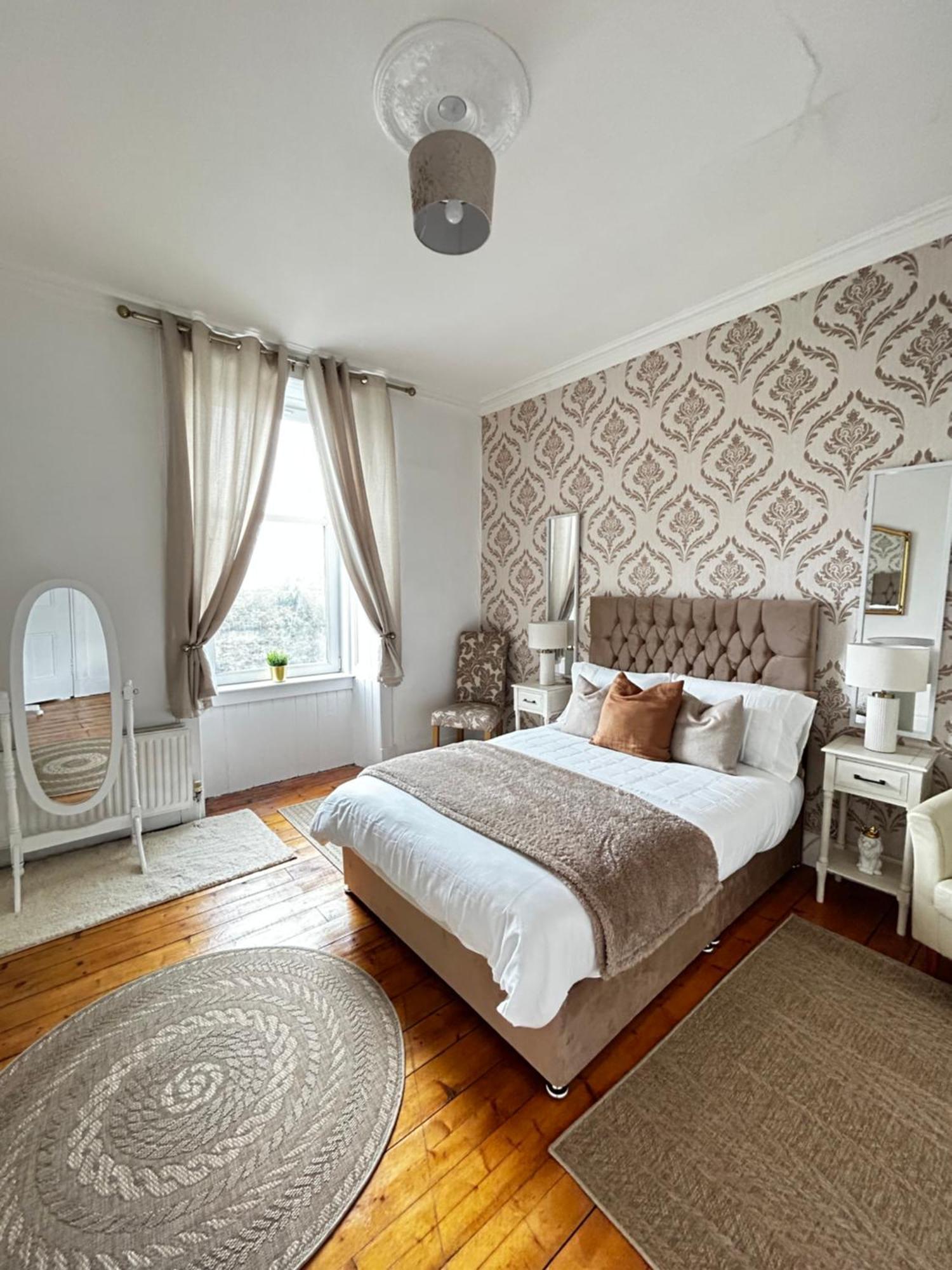 The Lazy Lion - Spacious 2 Bedroom - Town Centre Holiday Home Apartment Port Glasgow Eksteriør billede
