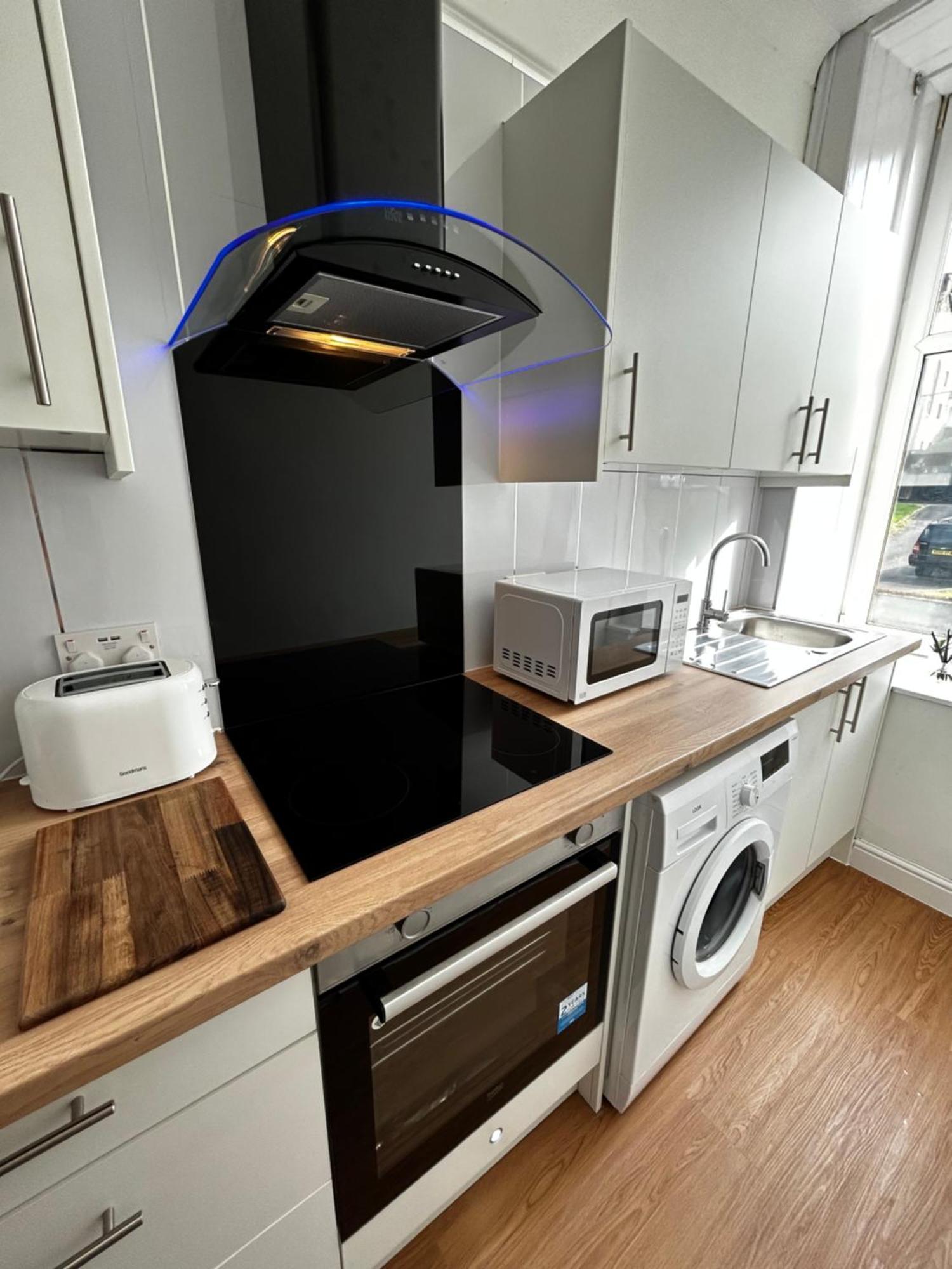 The Lazy Lion - Spacious 2 Bedroom - Town Centre Holiday Home Apartment Port Glasgow Eksteriør billede