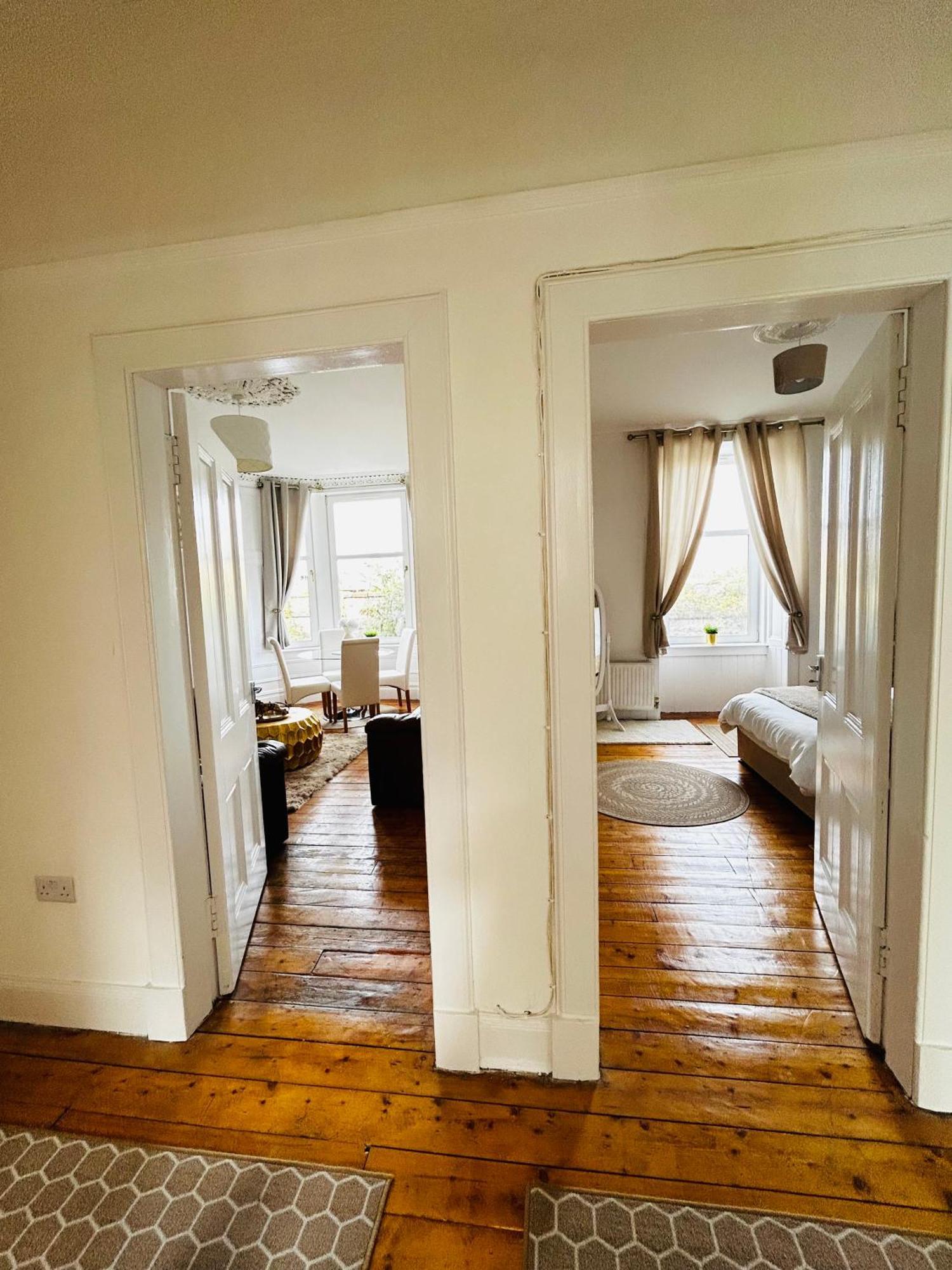 The Lazy Lion - Spacious 2 Bedroom - Town Centre Holiday Home Apartment Port Glasgow Eksteriør billede