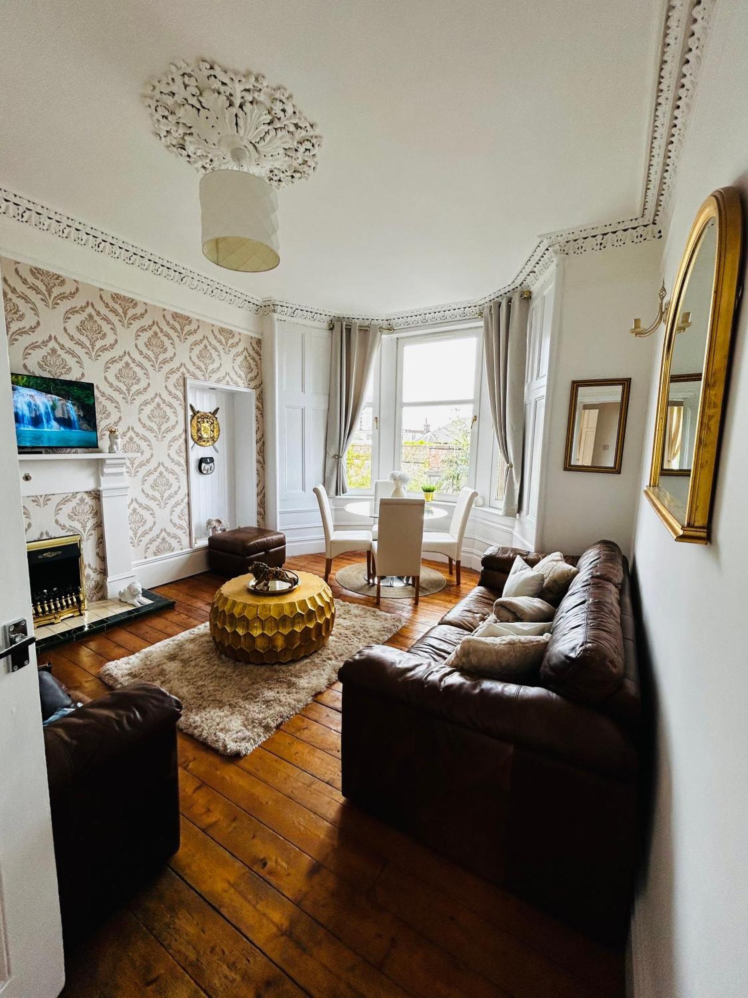 The Lazy Lion - Spacious 2 Bedroom - Town Centre Holiday Home Apartment Port Glasgow Eksteriør billede