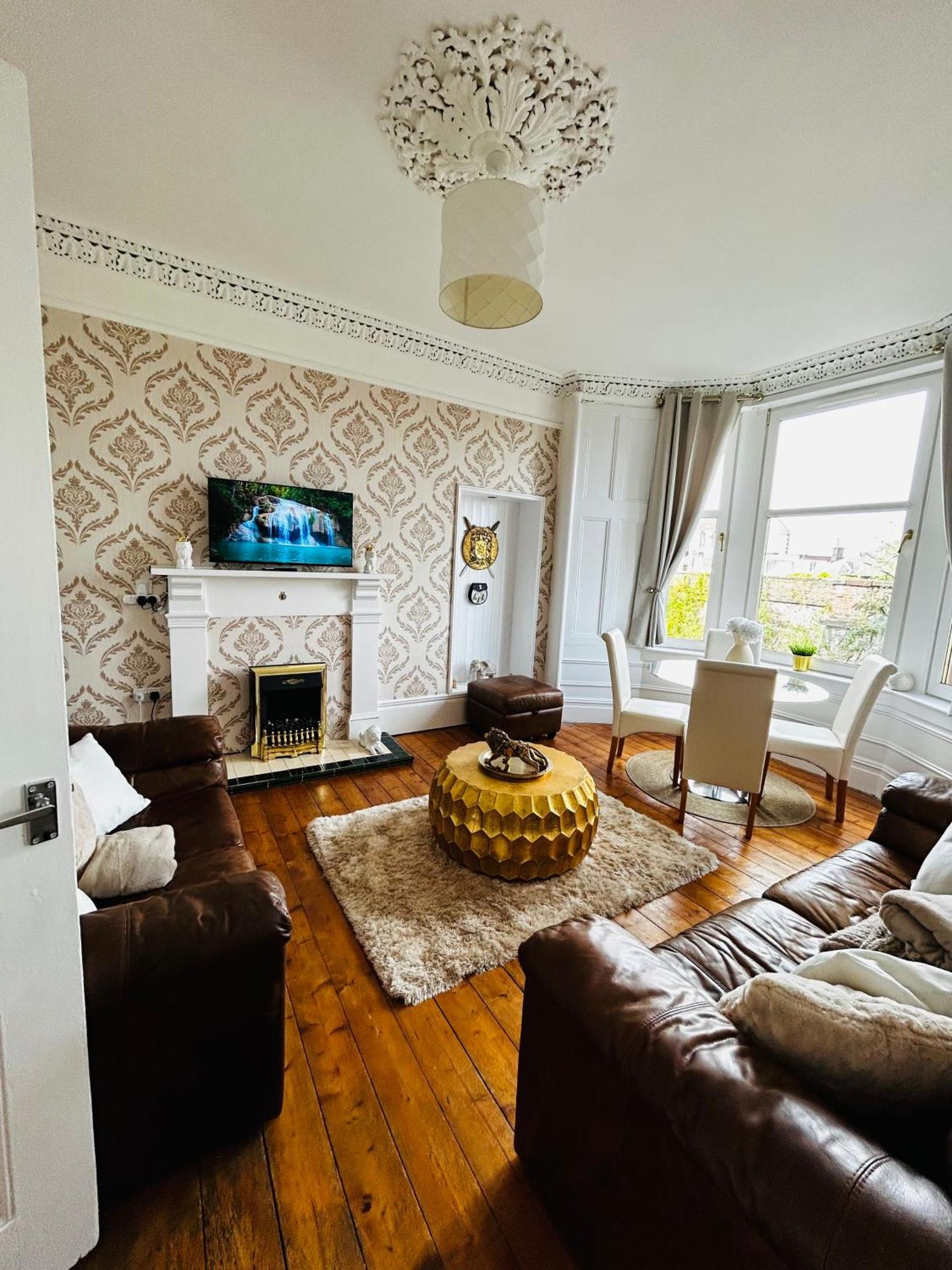 The Lazy Lion - Spacious 2 Bedroom - Town Centre Holiday Home Apartment Port Glasgow Eksteriør billede
