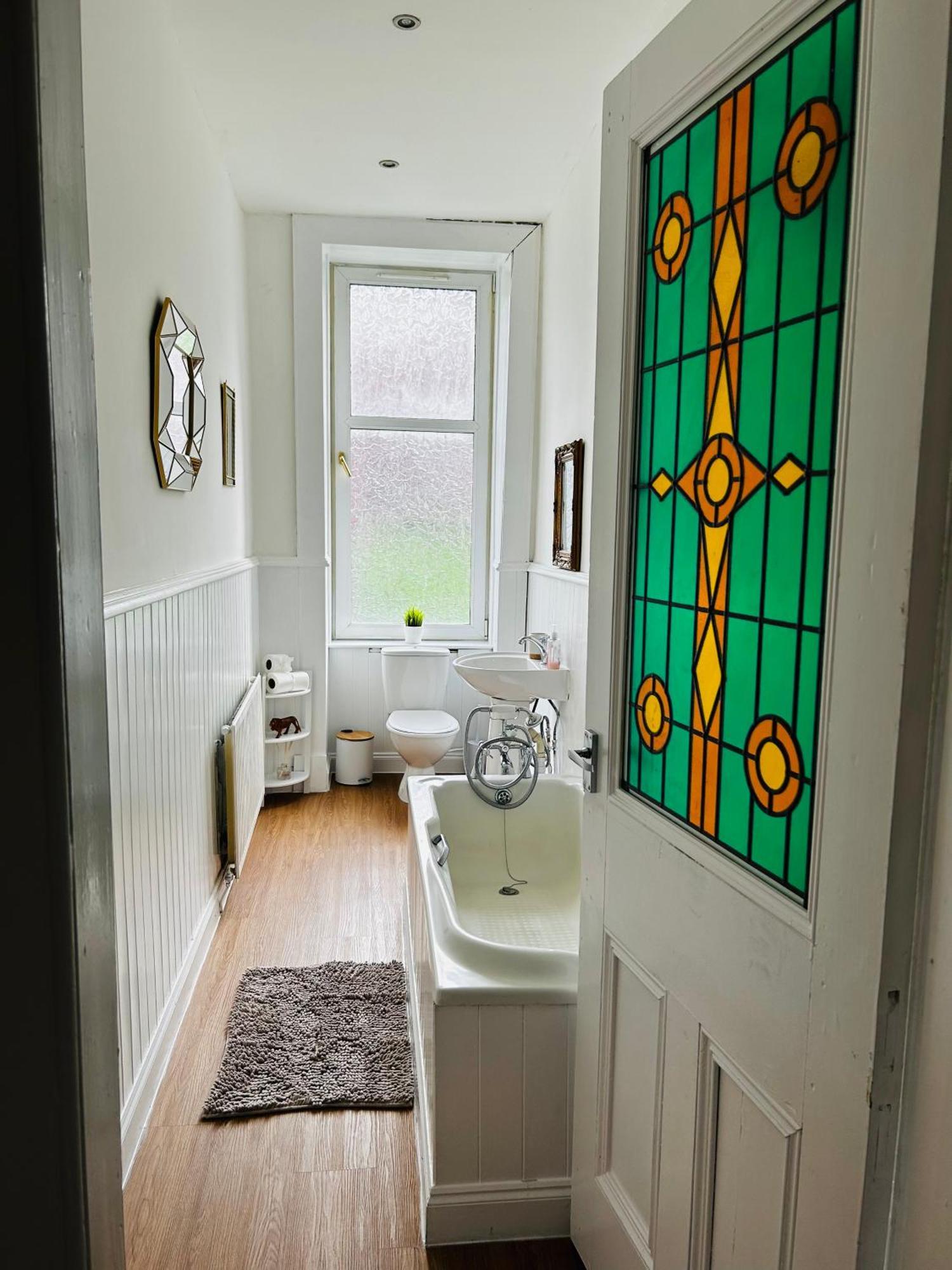 The Lazy Lion - Spacious 2 Bedroom - Town Centre Holiday Home Apartment Port Glasgow Eksteriør billede
