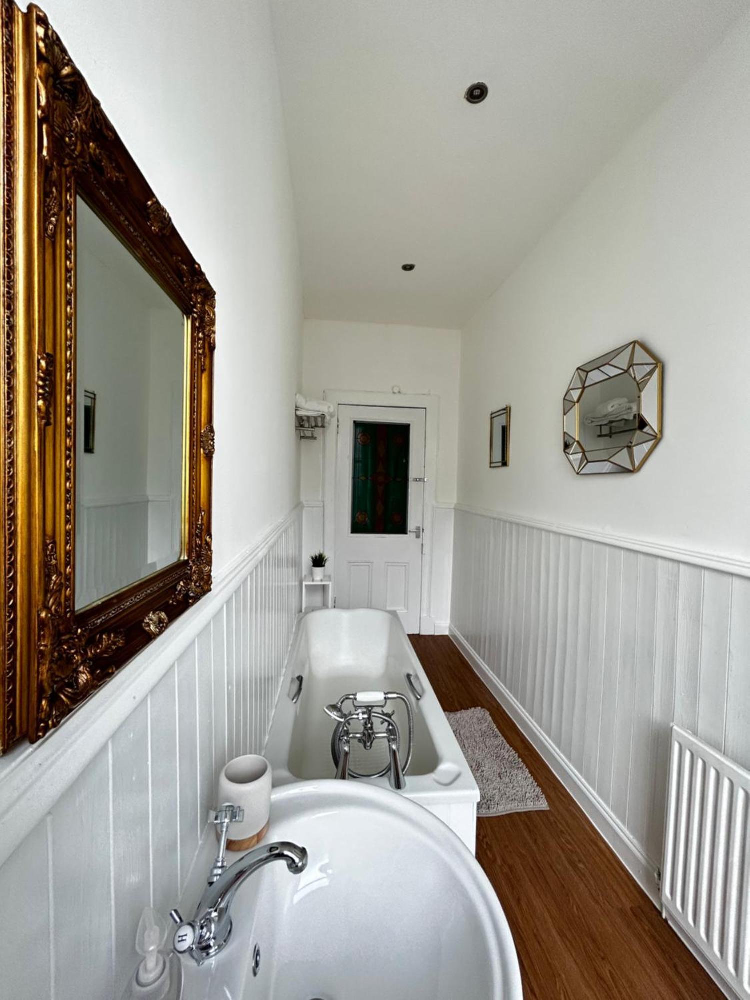 The Lazy Lion - Spacious 2 Bedroom - Town Centre Holiday Home Apartment Port Glasgow Eksteriør billede